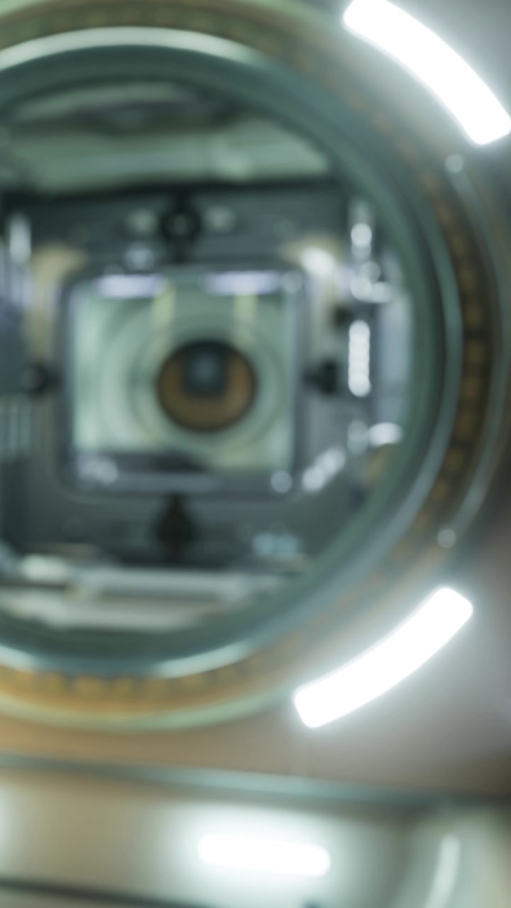 Vista ravvicinata di un obiettivo fotografico che mostra i dettagli della struttura interna
