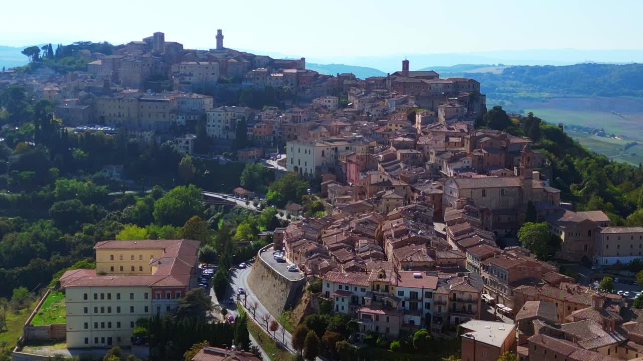 vuelo aéreo suave desde arriba montepulciano toscana pueblo medieval de montaña
