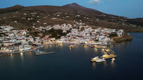 luftaufnahme von batsis, einem traditionellen dorf auf der insel andros, cyclades, griechenland