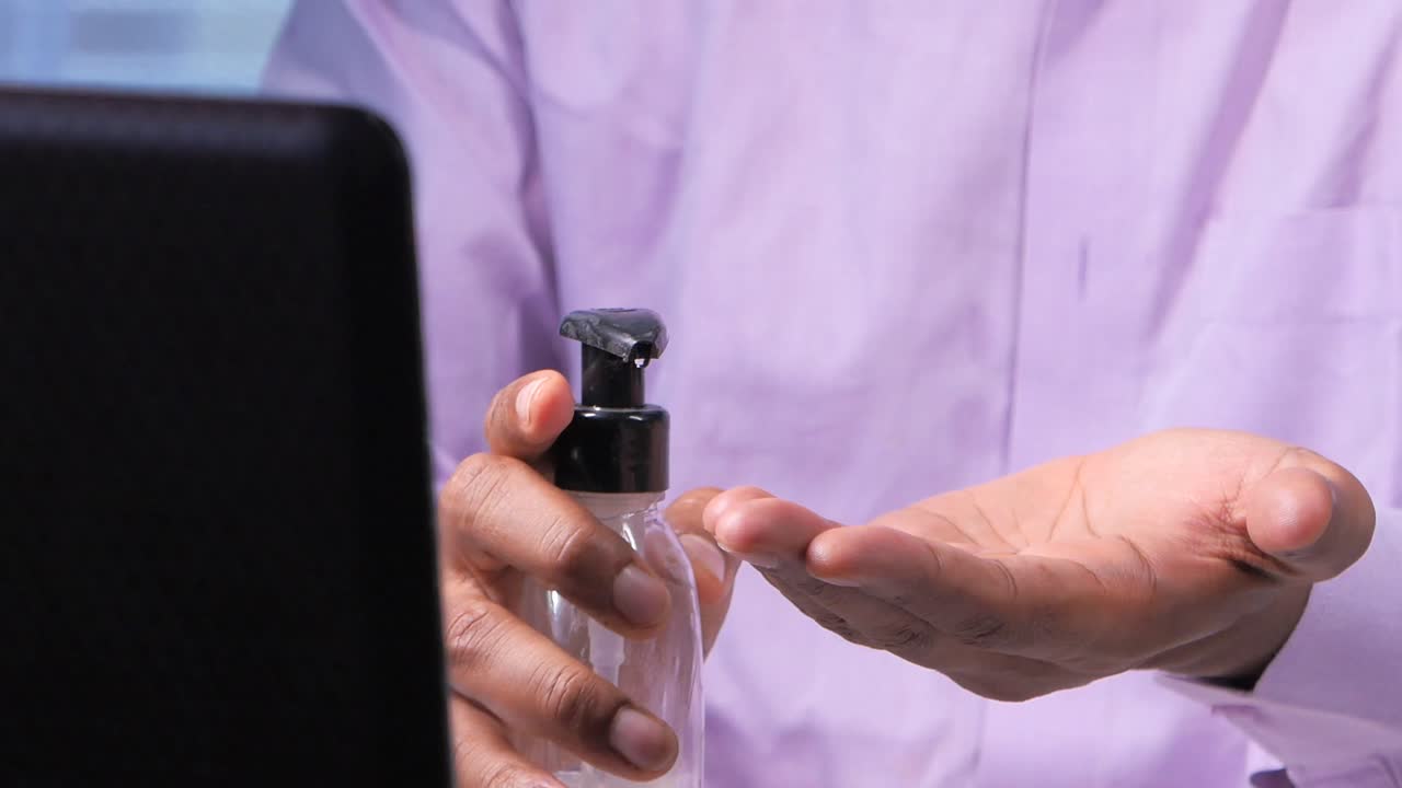 손 소독제를 적용하는 사람