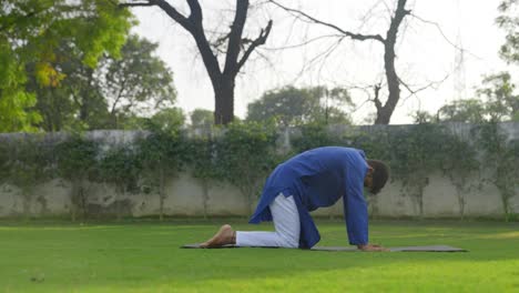 Hombre-Indio-Haciendo-Pose-De-Yoga-De-Gato