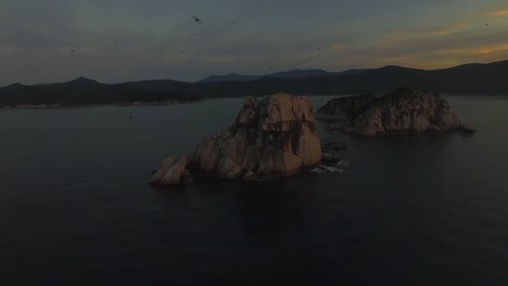 vista desde un dron a una hermosa isla en la bahía de triozerie al amanecer