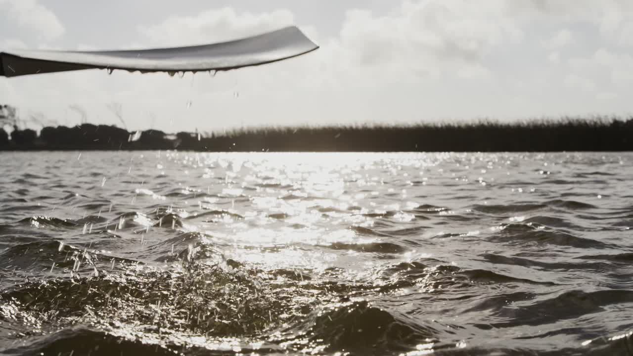 vista de cerca del remo que se utiliza en el lago