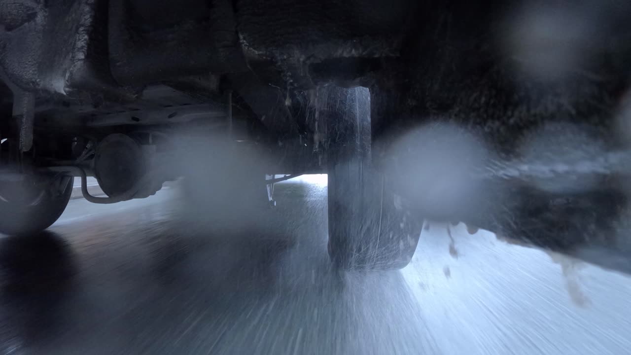 아일랜드 도로에서 큰 배달 밴의 뒷축 - 클로즈업, 타임스