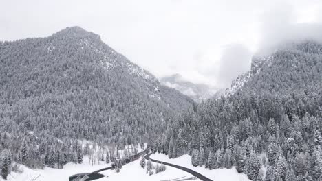 El-Río-American-Fork-Y-La-Ruta-92-Del-Estado-De-Utah-En-La-Parte-Inferior-Del-Cañón-American-Fork-Con-Bosque-Nevado-En-Invierno-En-Utah,-EE.UU.