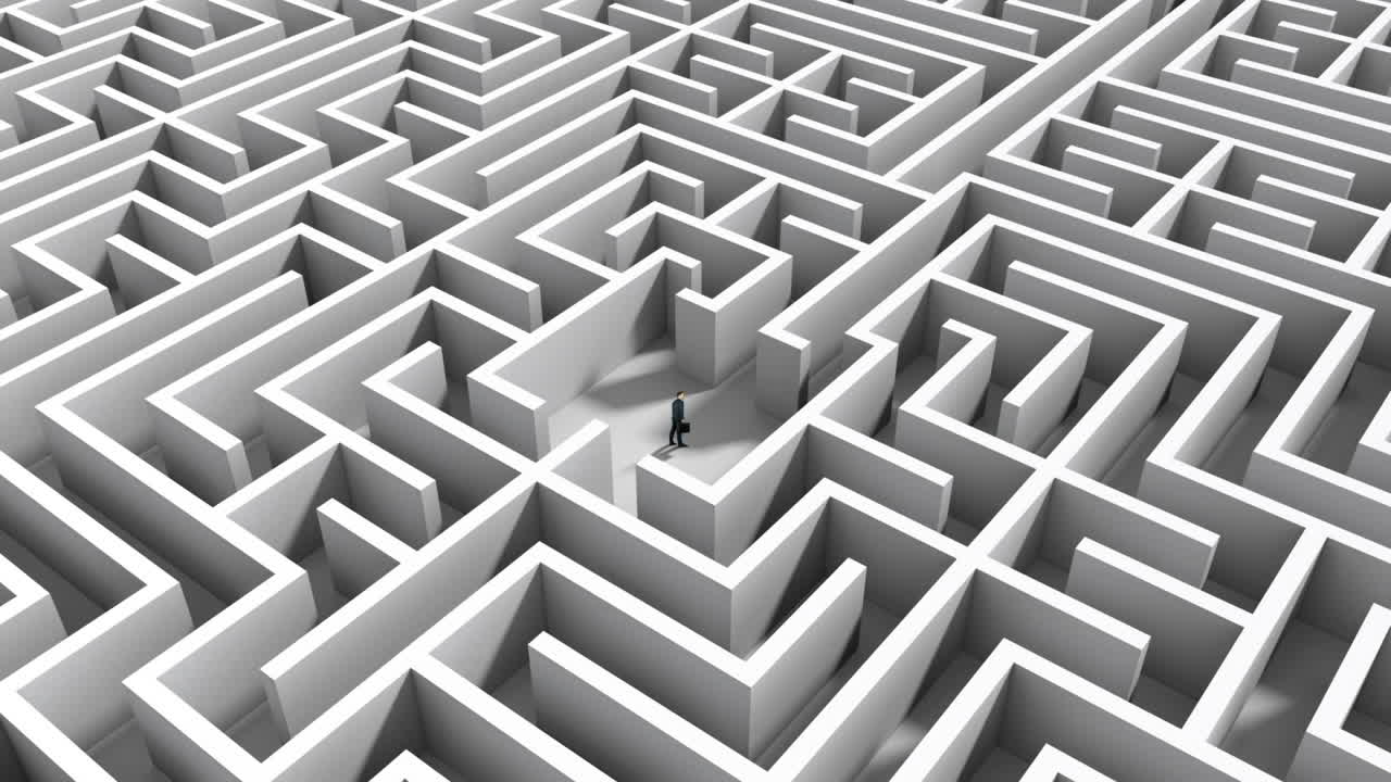 미로 한가운데 서 있는 사업가