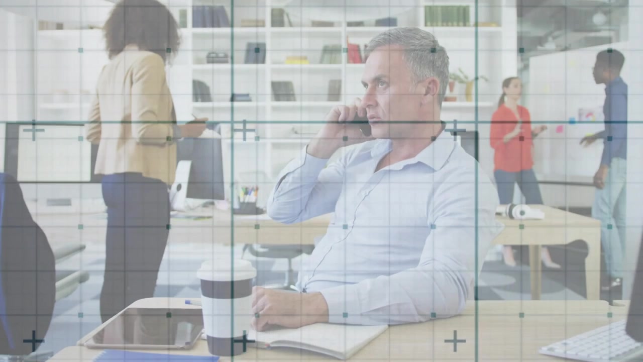 Uomo che prende lo smartphone, chiama in ufficio mentre un collega scorre, note animate che mostrano il lavoro di squadra.