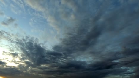 Nube-Rodando-Por-Encima-Al-Atardecer