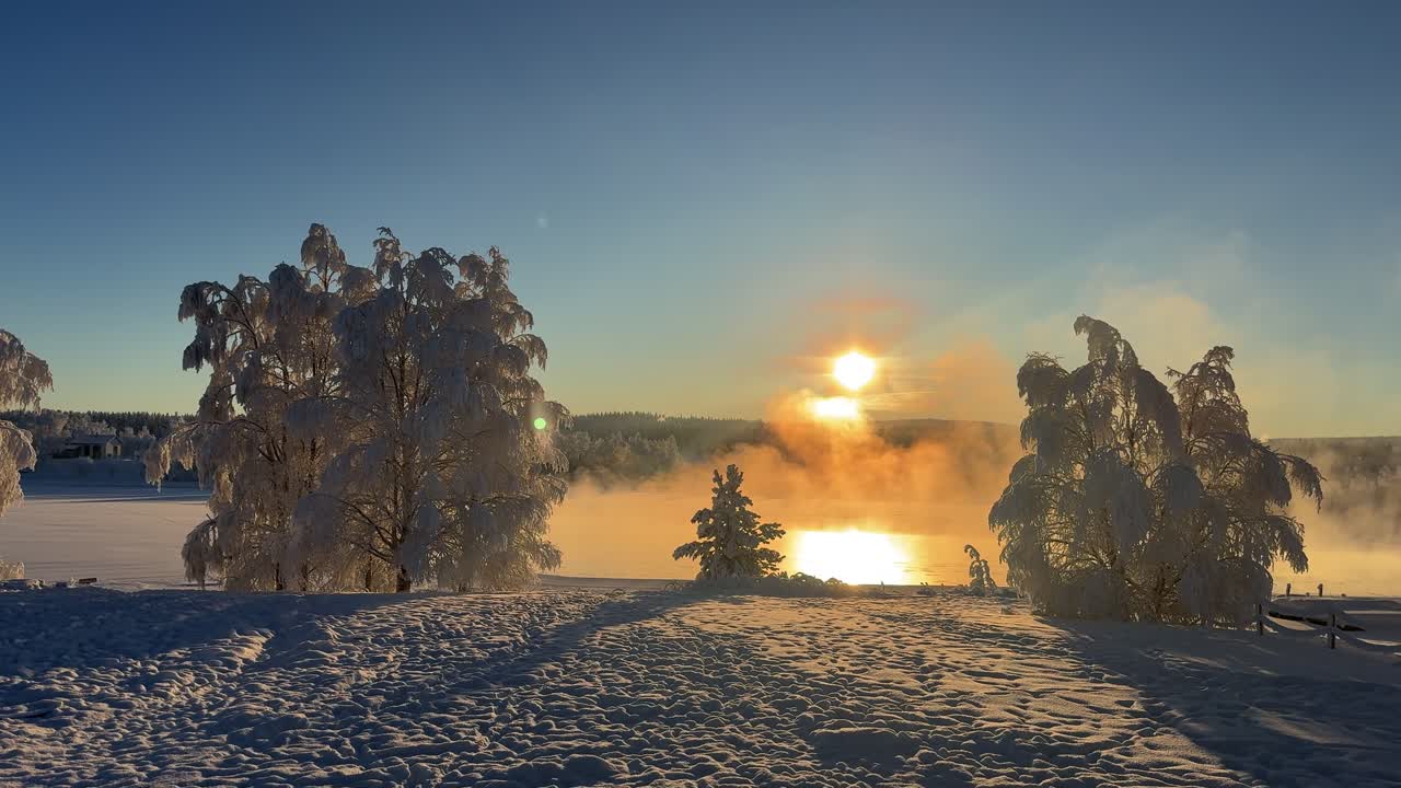 Polarsirkelen vinterlys tåke som stiger fra rennende elv episke steder Finland natur