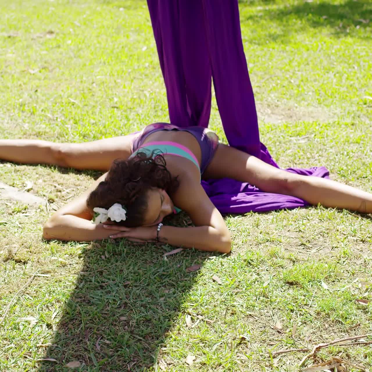 Ballerina acrobatica aggraziata che si allena
