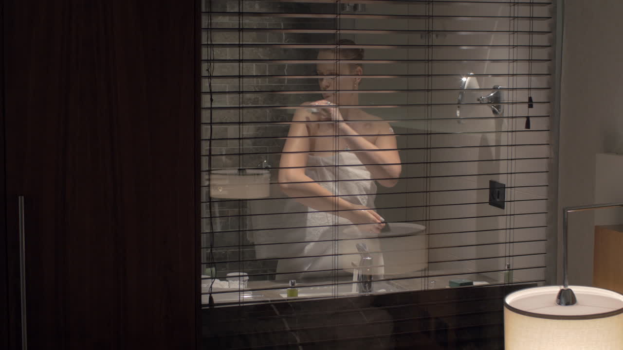 mujer aplicando loción corporal después de bañarse