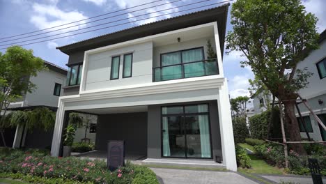 Diseño-Exterior-De-Una-Casa-Moderna-Y-Contemporánea-En-Blanco-Y-Negro.