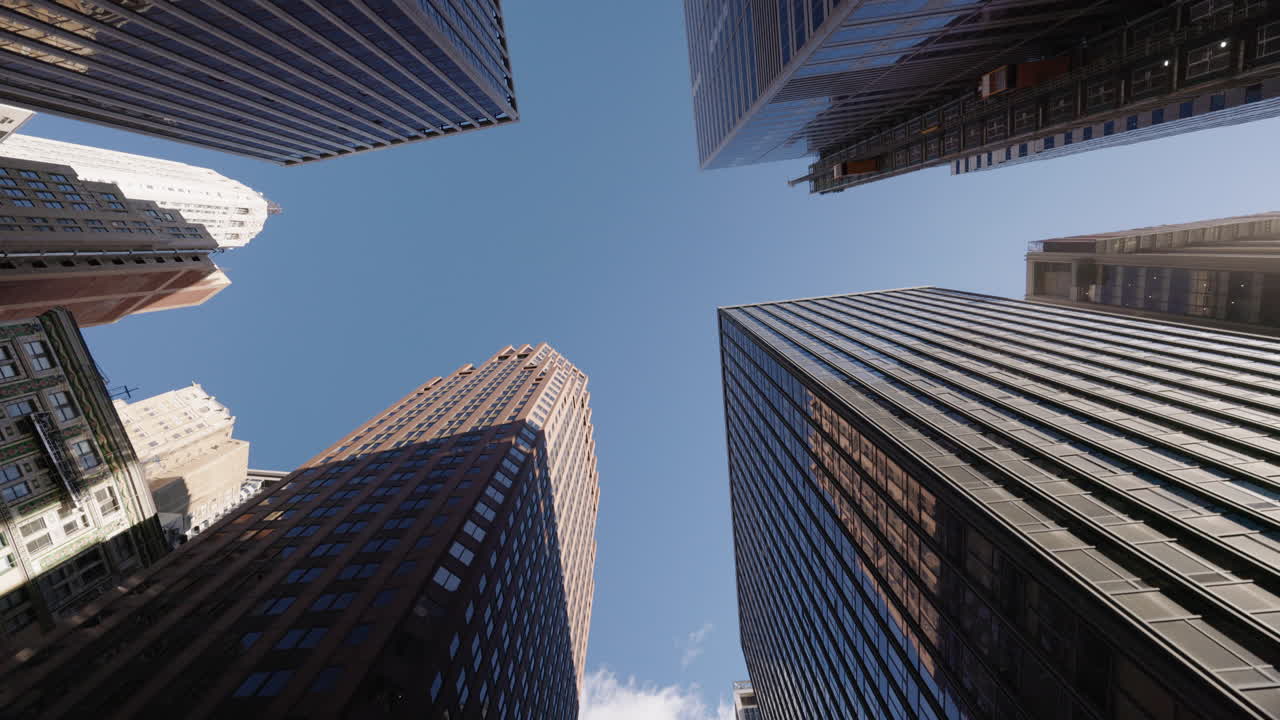 Agrupamento de arranha-céus altos vistos de baixo na cidade de Nova Iorque, vista dramática em ângulo baixo das torres de Manhattan e arquitetura urbana moderna, EUA