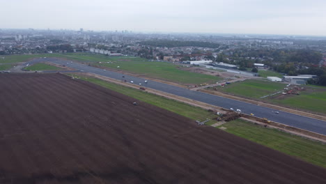 alta vista aérea de la pista en el aeropuerto de antwerp durante la construcción