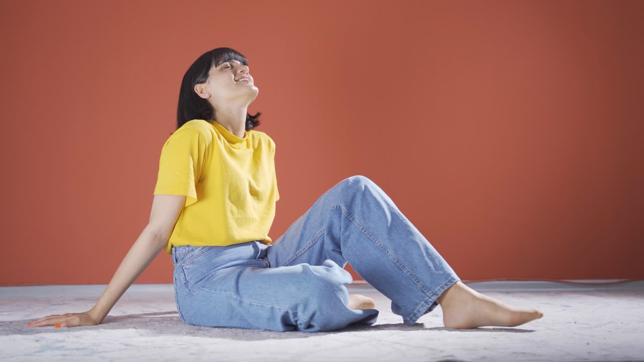 편안한 여자 행복하고 평화로운.