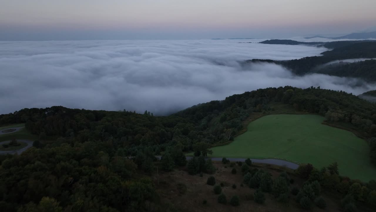 niebla en las estribaciones cerca de blowing rock y boone nc, carolina del norte
