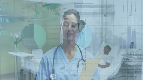 animación de la interfaz infográfica, una doctora biracial sonriente con un bloc de notas de pie en el hospital