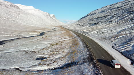 Bergauf-Straßenlandschaft-Im-Winter-Auf-Island