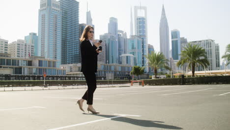 Elegante-Mujer-De-Negocios-Con-Teléfono-Al-Aire-Libre