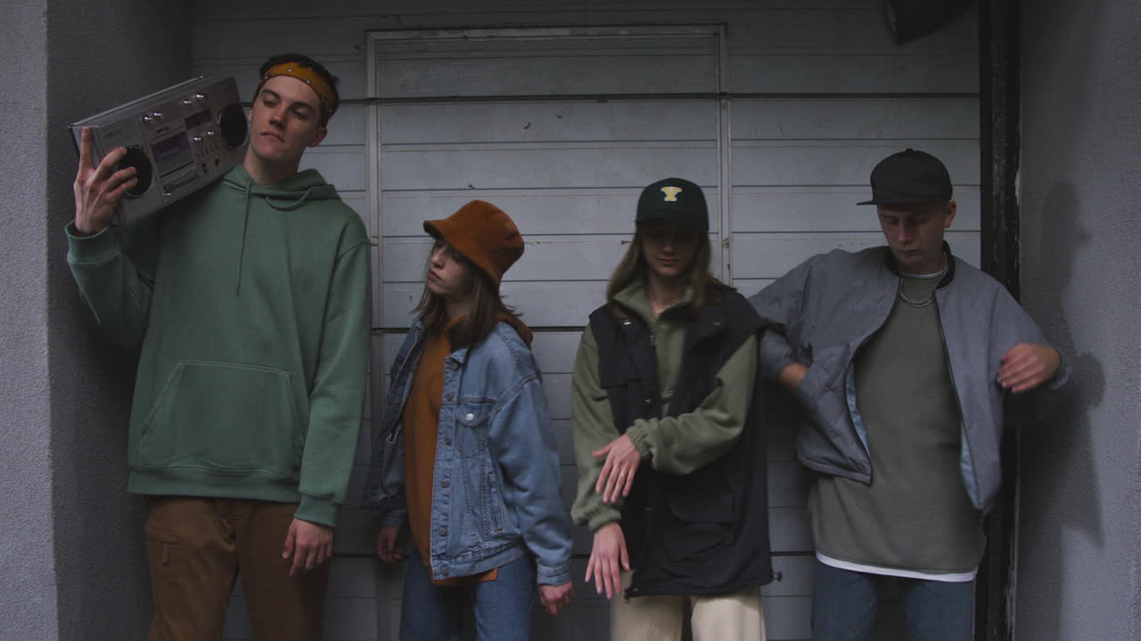 친구들이 춤을 연습하고