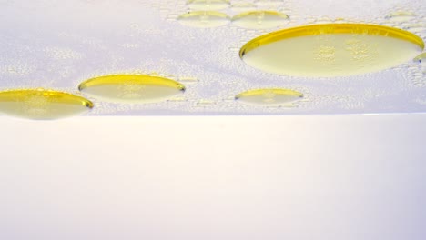 aceite flotante en la superficie del agua.