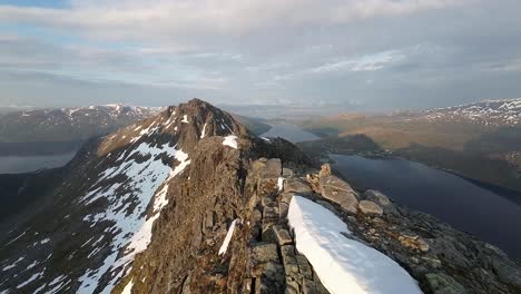 FPV-Flug-Aus-Nächster-Nähe-Entlang-Eines-Bergrückens-Während-Der-Goldenen-Stunde-In-Der-Nähe-Von-Tromsø-Im-Norden-Norwegens