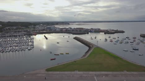 Aerial-forward-motion,-Fly-over-harbour,-location