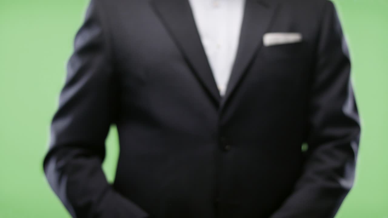 사업가가 지문 스캐너를 사용합니다. 그린 스크린에서 촬영되었습니다.