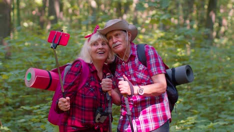 Abuela-Mayor-Abuelo-Blogger-Turistas-Tomando-Selfie-Foto-Retrato-En-Teléfono-Inteligente-En-El-Bosque