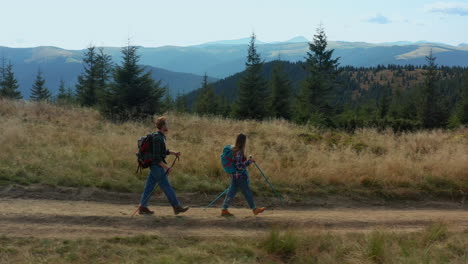 una pareja joven caminando por el camino de la montaña explorando la naturaleza en el parque nacional