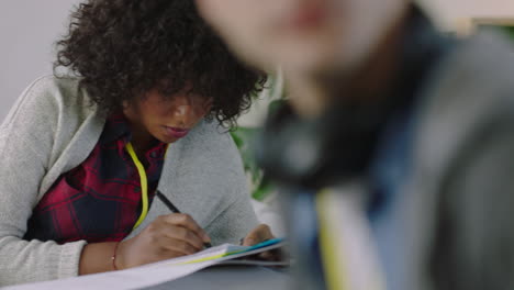 joven estudiante afroamericana estudiando trabajando en un proyecto escribiendo notas intercambiando ideas en una oficina multiétnica