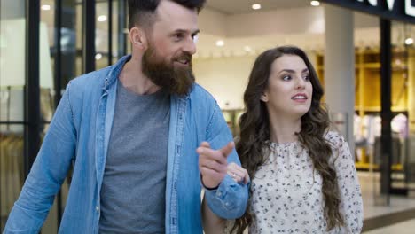 video of smiling couple during shopping at the mall