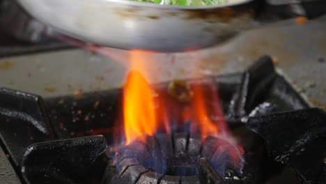freír verduras en una sartén