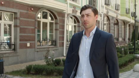 hombre de negocios de primer plano yendo a la oficina. hombre caminando por la acera hacia el trabajo