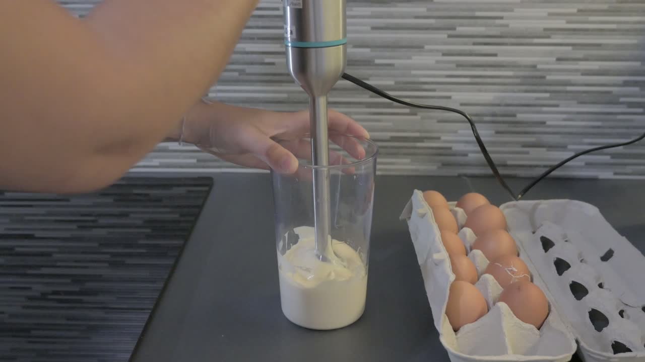 Making homemade mayonnaise with a blender