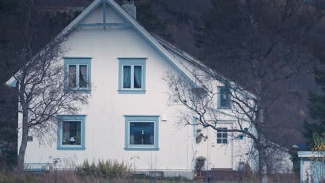 A-farmhouse-in-the-Norwegian-countryside