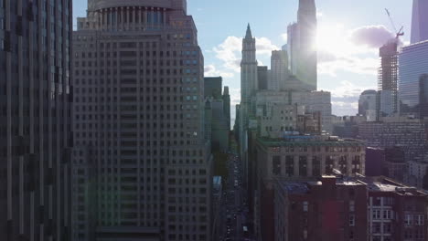 Fliegen-Sie-Zwischen-Hochhäusern-Gegen-Sonnenschein.-Freizügiger-Blick-Auf-Das-Rathaus-Und-Den-Umliegenden-Park.-Manhattan,-New-York-City,-Vereinigte-Staaten