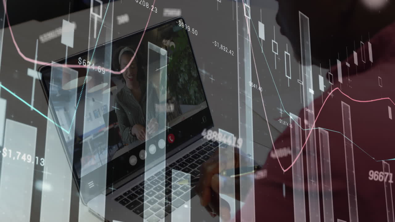 animazione dell'elaborazione dei dati finanziari su un uomo d'affari bi-razziale su laptop video call in ufficio