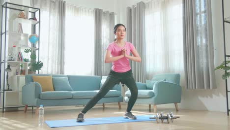 mujer haciendo rutina de entrenamiento en casa