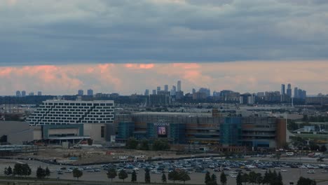 Timelapse-Del-Atardecer-De-Nubes-Pasando-Sobre-El-Horizonte-De-Toronto-Y-El-Aeropuerto-Internacional