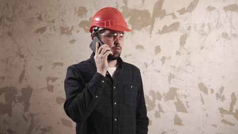 trabajador de la construcción en una llamada telefónica