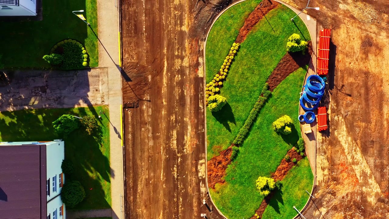 Stedelijke ontwikkeling met wegenbouw en landschapsarchitectuur in vogelvluchtperspectief.