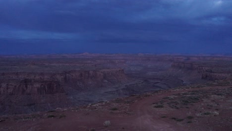 Filmische-Antenne,-Van-Life-Mini-Camper-Van-Geparkt-Auf-Roten-Felsen-Sandstein-Canyon-Klippen-Von-Arizona