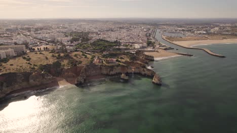 Inmobiliaria-De-Lujo,-Casa-Unifamiliar-En-La-Cima-De-Un-Acantilado-Con-Vistas-Al-Océano,-Lagos,-Algarve