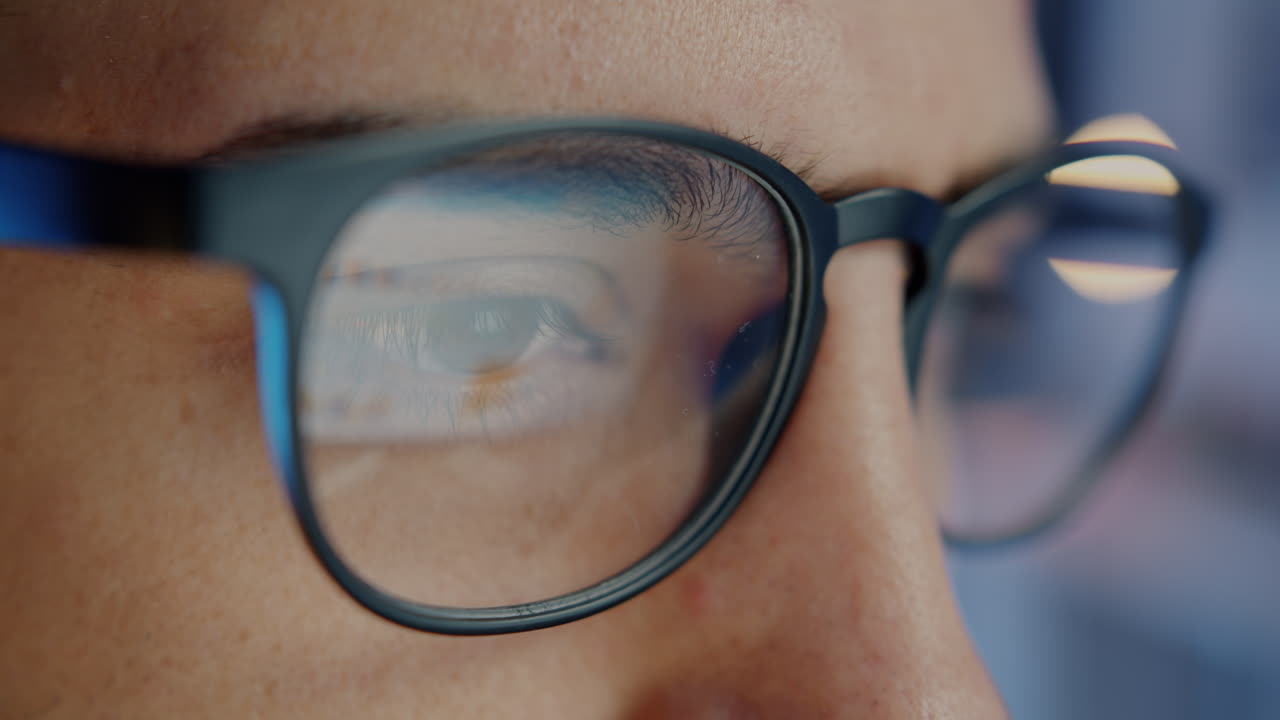 primer plano de una persona que lleva gafas