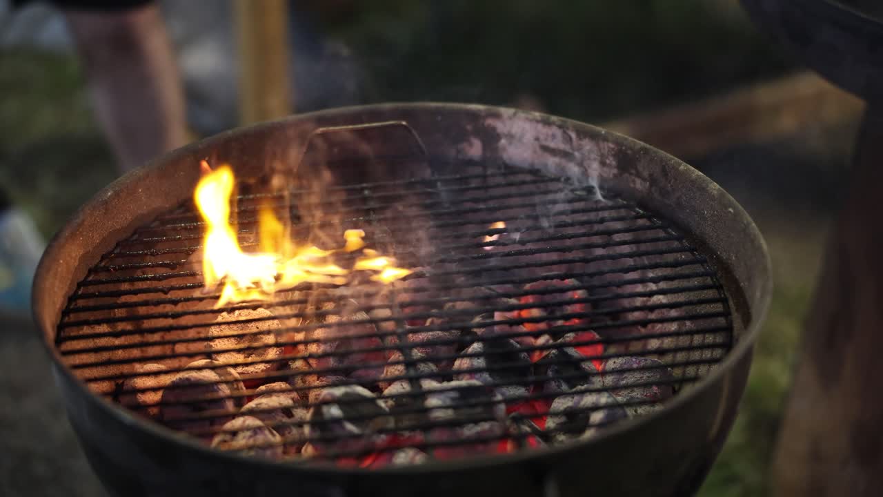 Salsicce che grigliano su un barbecue con un'atmosfera fumosa