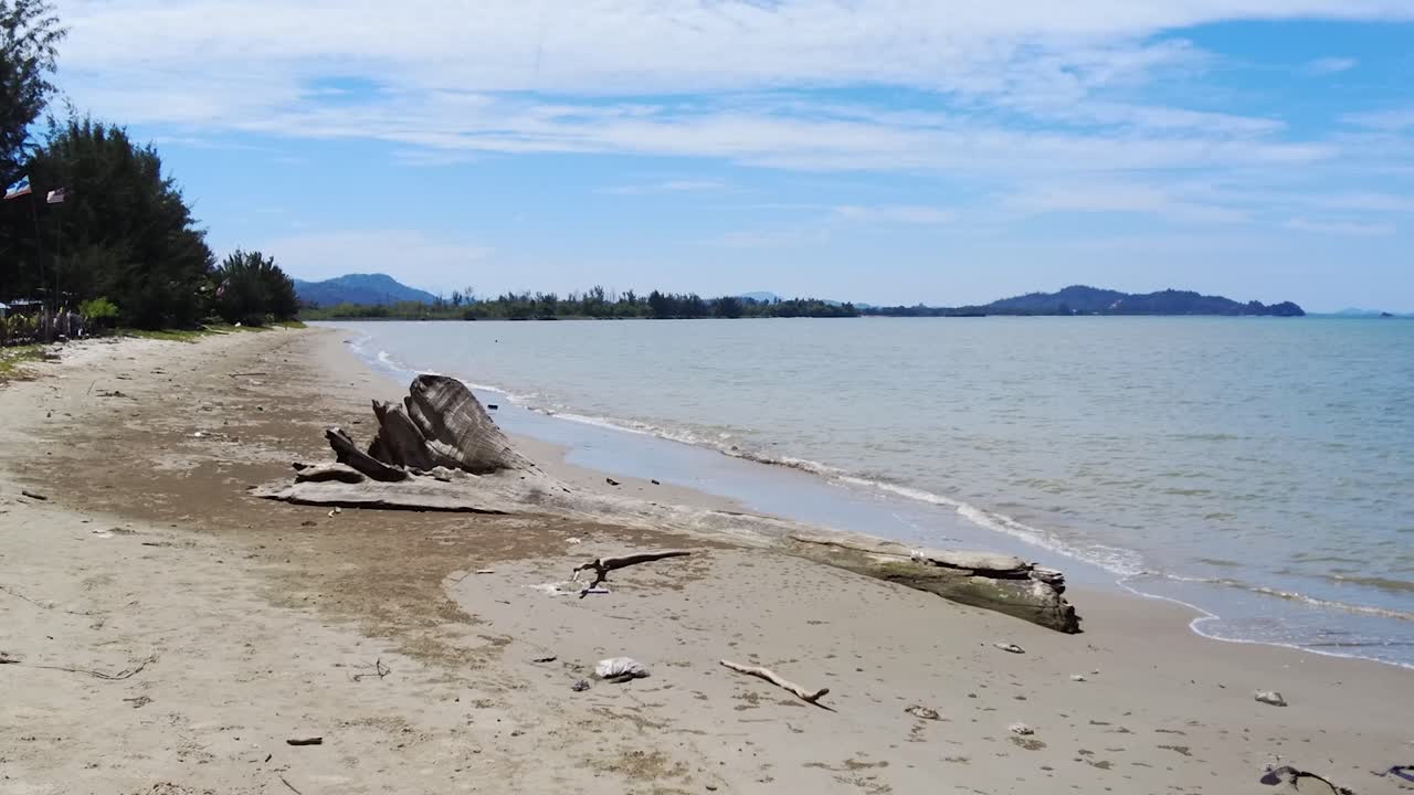 Lok Kawi Beach The Beach Sits Near Residentail Zone,With Its Shoreline Sea,Beds,Good For Casual Beach Time,During Sunset,With White Sandy Beach,Blue Sea Facing Few Island To The South China Sea