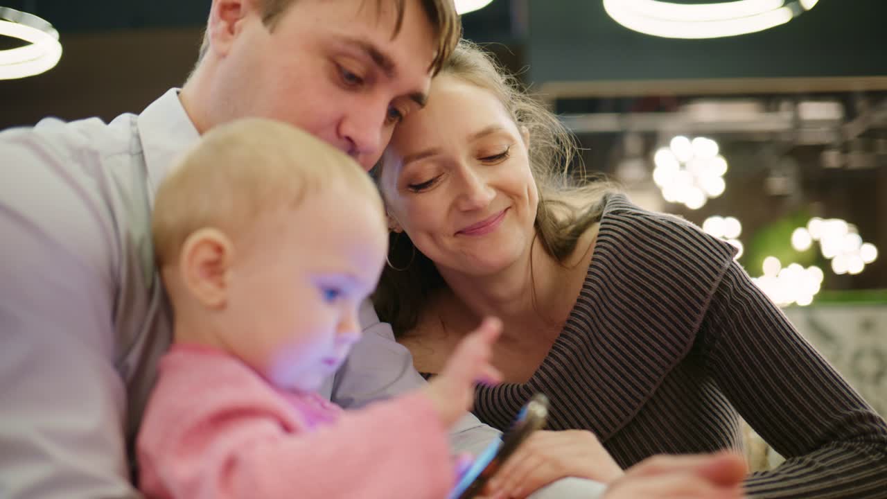 Giovane famiglia con bambino e smartphone