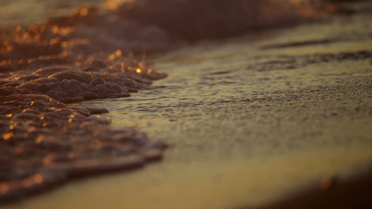 해가 지는 해변의 파도