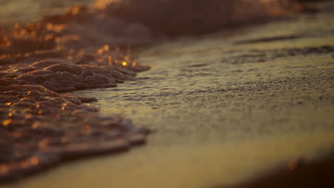 las olas de la playa al atardecer
